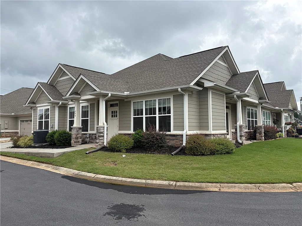 3BR Home in Seneca , SC photo 2