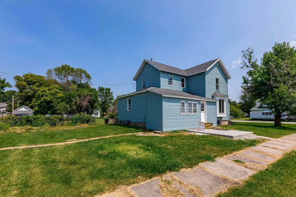 5BR Home in Nichols , IA photo 2