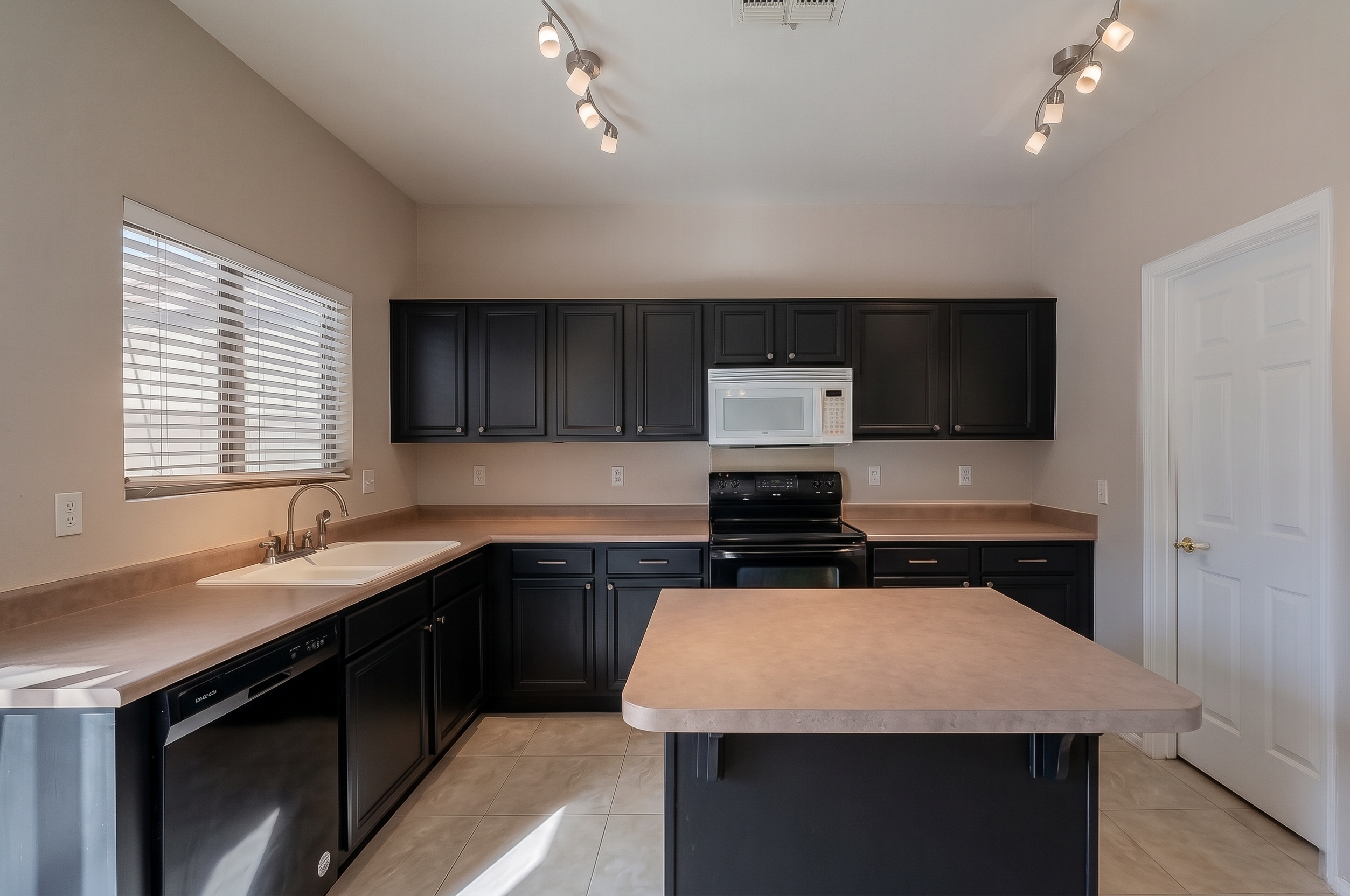 4BR Home in San Tan Valley , AZ photo 2