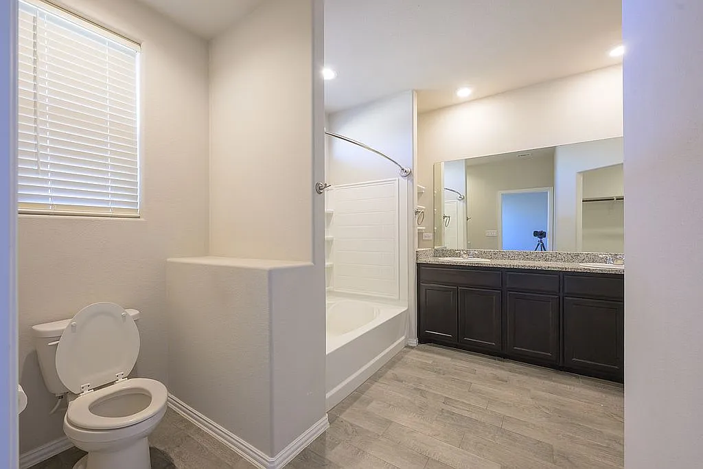 4BR Home in Odessa , TX photo 2