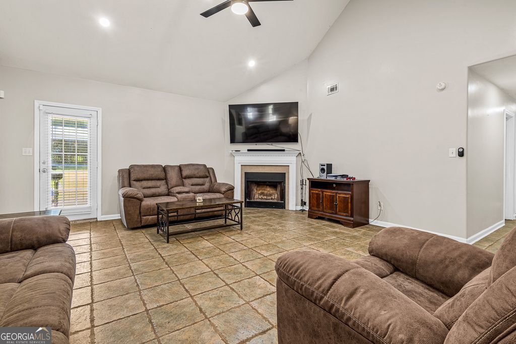 4BR Home in Mcdonough , GA photo 3