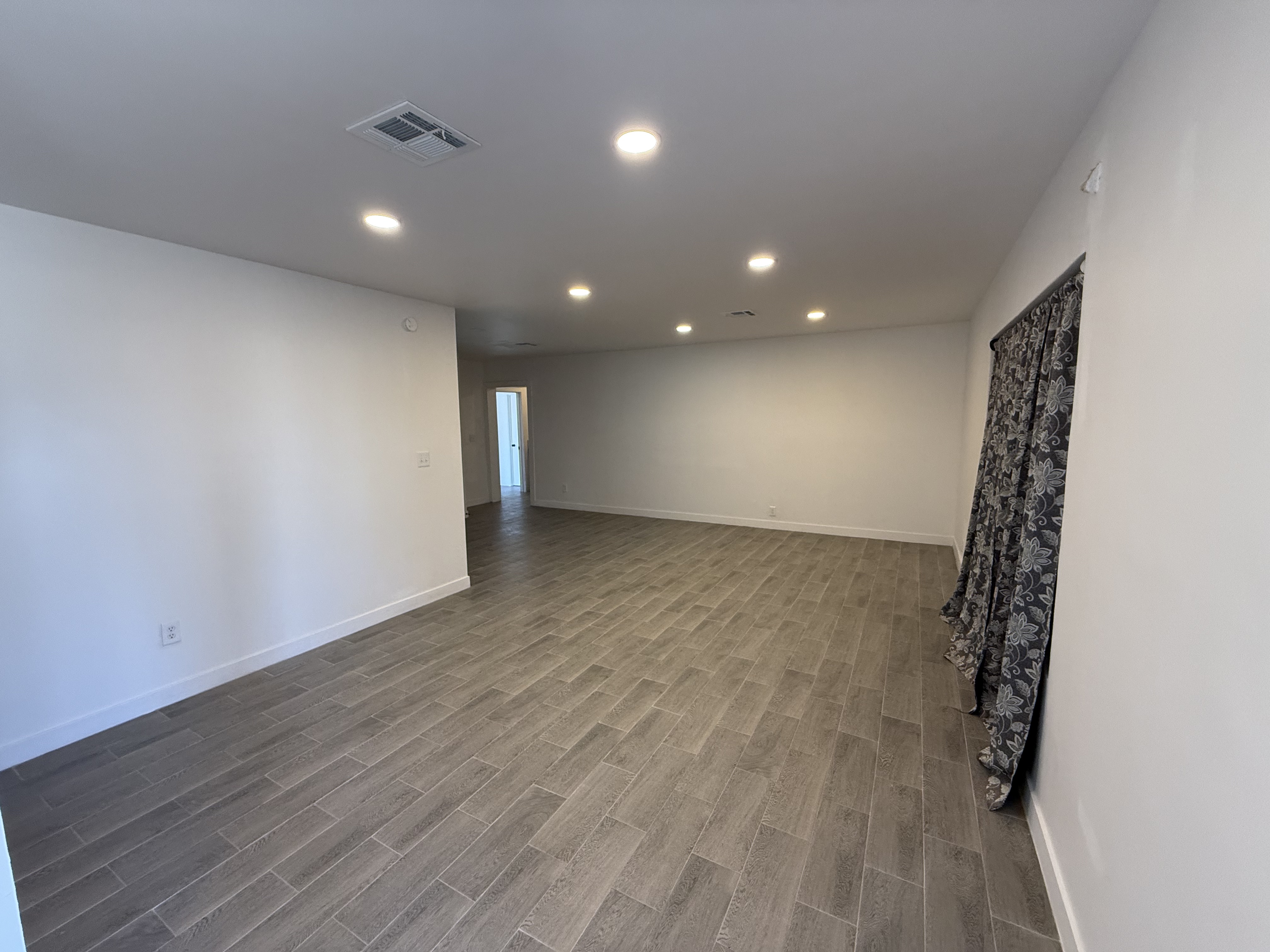 4BR Home in Phoenix , AZ photo 2