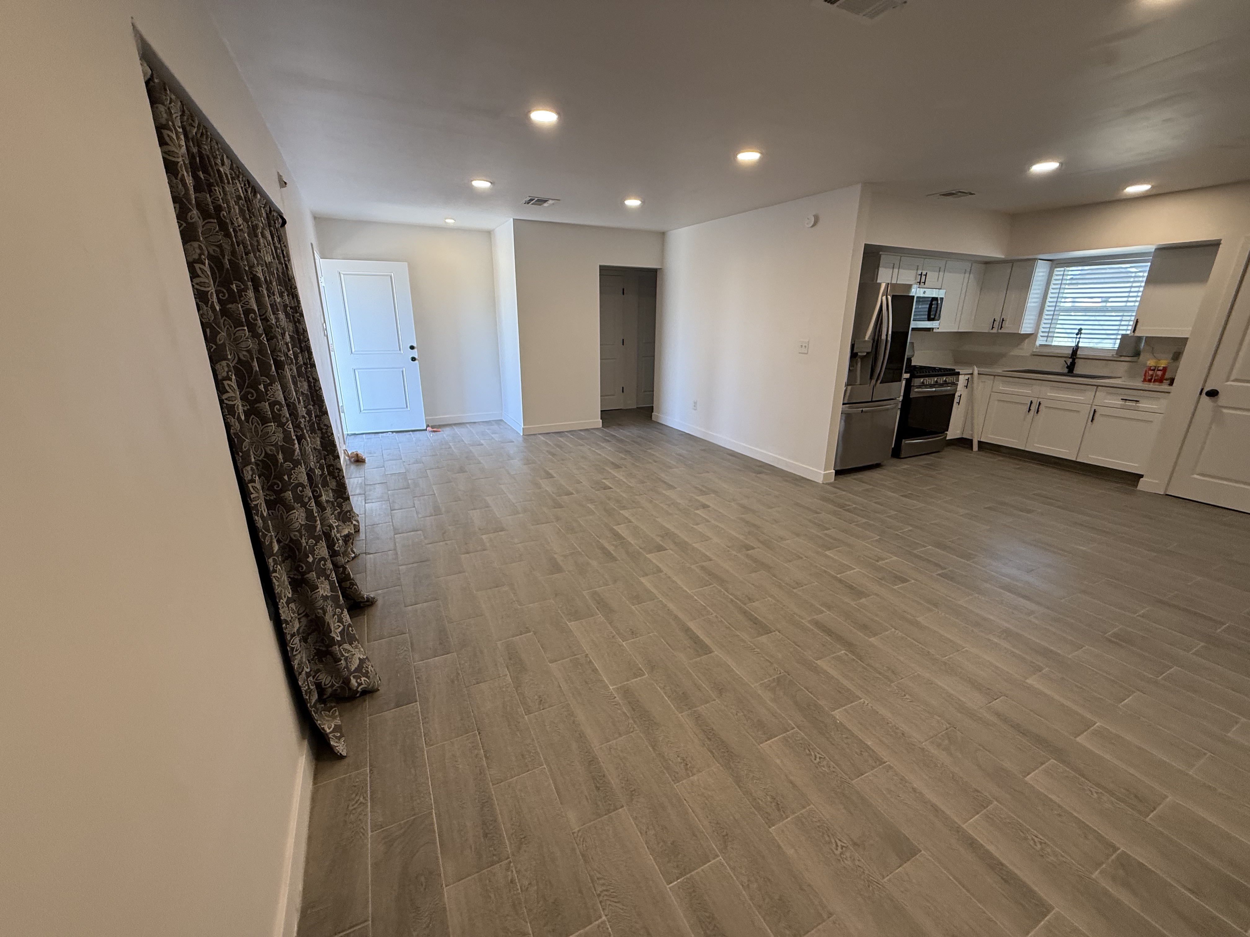 4BR Home in Phoenix , AZ photo 3