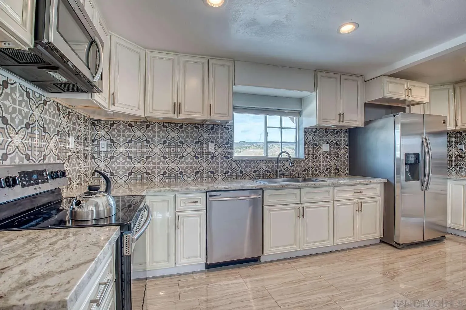 4BR Home in Temecula , CA photo 3