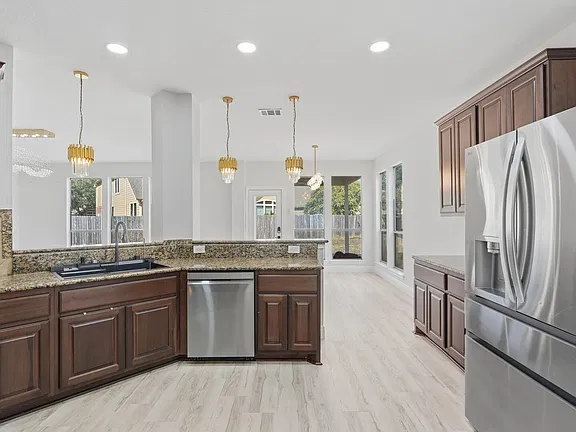 5BR Home in Seguin , TX photo 3